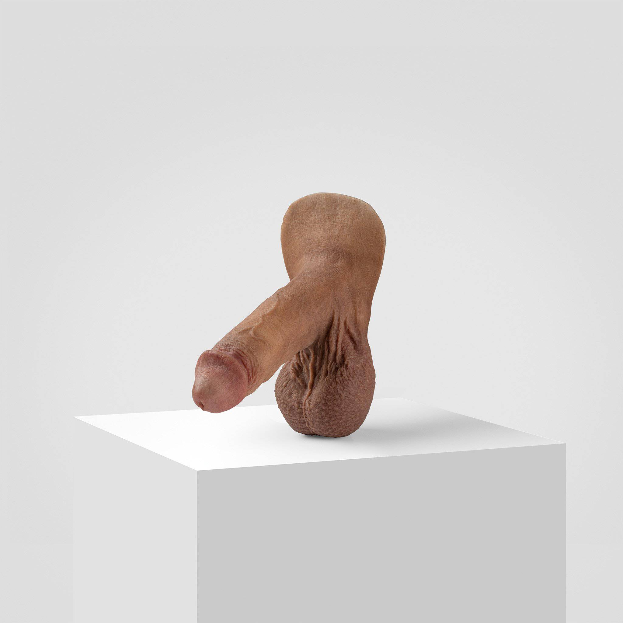Emisil ER05 | Bold Hyper-Realistic Pack & Play Model — S05